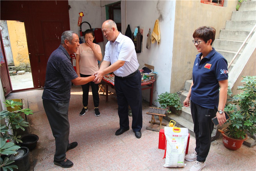 信華集團(tuán)到公園社區(qū)走訪慰問老黨員、困難群眾