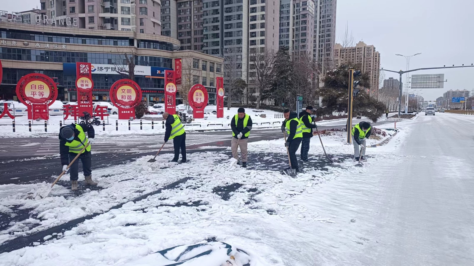 除冰雪 保安全 | 信華集團(tuán)積極開(kāi)展清雪除冰行動(dòng)